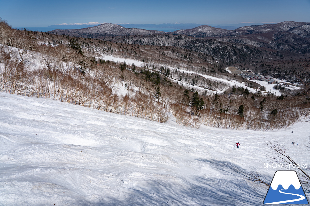 札幌国際スキー場｜ゴールデンウイーク初日も全コース滑走可能OK！！真っ白な雪と澄んだ青空 ＝ 絶好の春スキー＆スノーボード日和♪そして、日本海の彼方に、なんと利尻富士が見えた？！